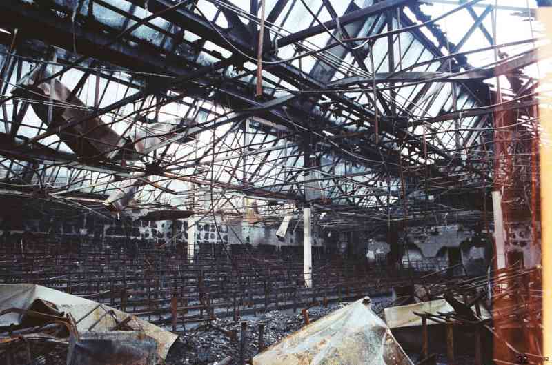 El techo carbonizado de la discoteca después del incendio