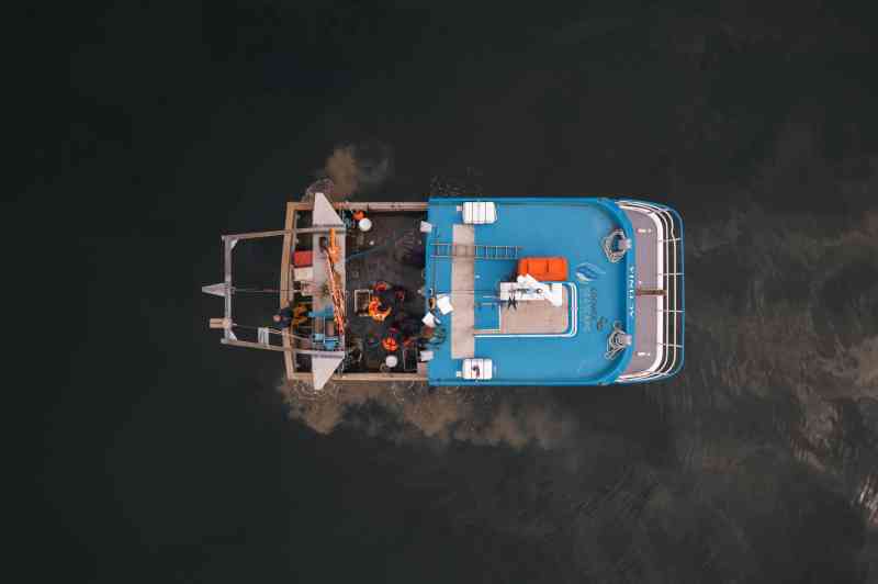 El equipo de Convex recoge barro del fondo del mar a profundidades de hasta 100 metros utilizando un barco especialmente equipado