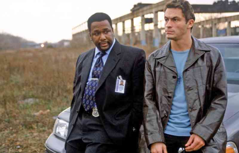 Derecha, como Jimmy McNulty en The Wire (2002-08, Sky/Now): Para un drama policial ambientado en las calles ásperas y oscuras de Baltimore, es sorprendente que el papel principal, un detective de policía irlandés-estadounidense de clase trabajadora, chico malo y bebedor, fuera interpretado con tanto éxito y convicción por un actor inglés educado en Eton