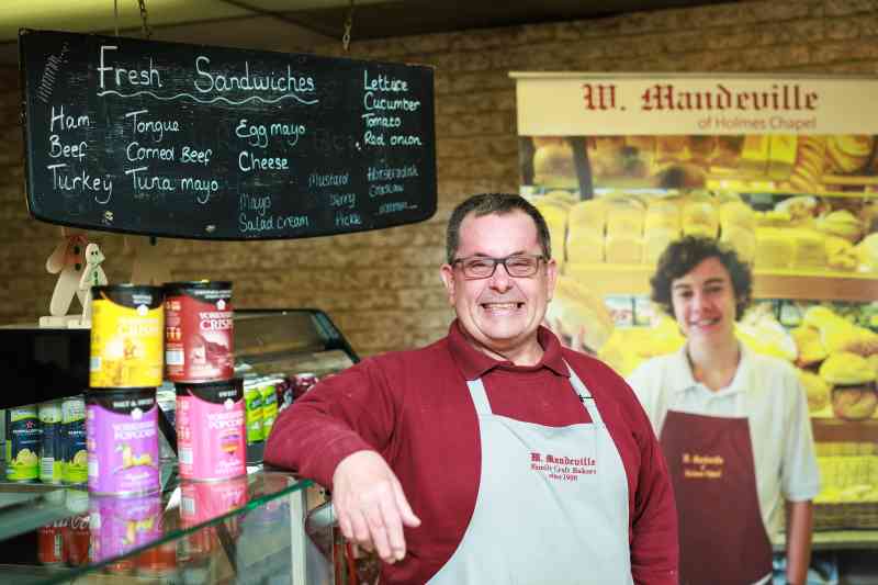 Simon Wakefield, el dueño de la panadería W Mandeville, con una imagen de Styles tomada cuando trabajaba allí de adolescente
