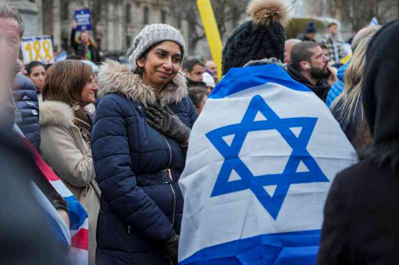 Suella Braverman, quien ha asistido a manifestaciones pro-Israel en Londres, acusó a Sir Mark Rowley de presidir una cultura 