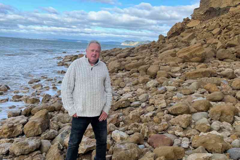 El cazador de fósiles Tony Cooke, de 67 años, junto al desprendimiento de acantilado en Hive Beach, al oeste de Dorset, que casi le cuesta la vida