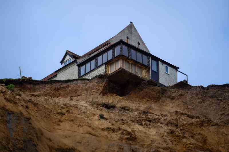 Una casa de campo del siglo XVIII está a unos pocos bloques debilitados de colapsar en el mar en Trimingham, Norfolk