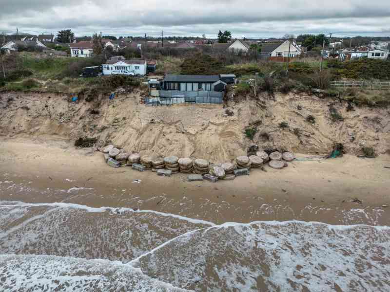 Las defensas de concreto bordean las arenas de Hemsby, Norfolk, después de una rápida erosión el año pasado