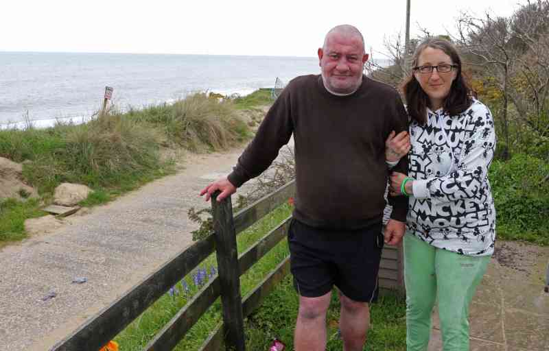 A Tim Clarke y Marie Howlett les dieron una semana para abandonar su hogar bajo amenaza de una multa de £10,000